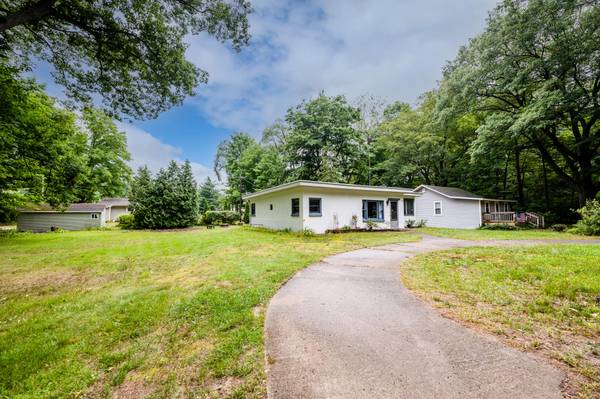 6181 W Hagar Shore Road, Coloma, MI 49038