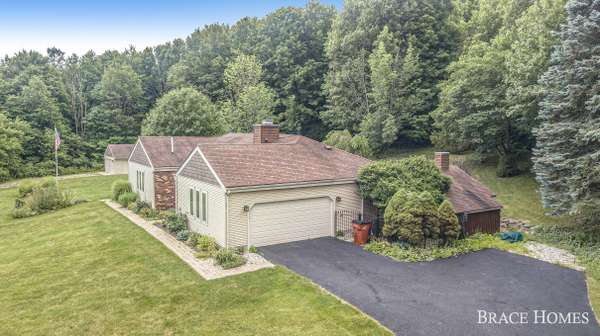 3100 Roguewood NE Drive, Belmont, MI 49306