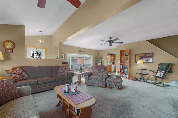 Jackson, MI 49201,8544 OAKWOOD CT