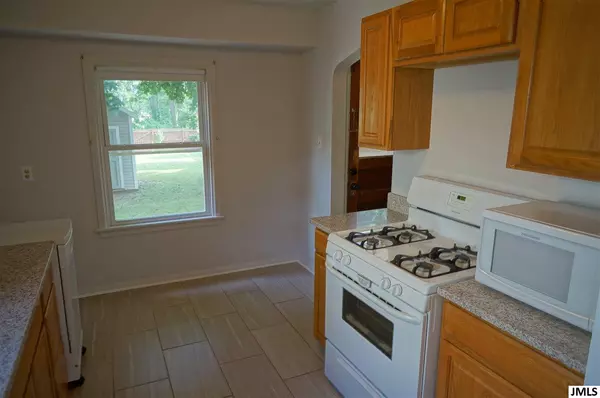Adrian, MI 49221,927 VINE ST