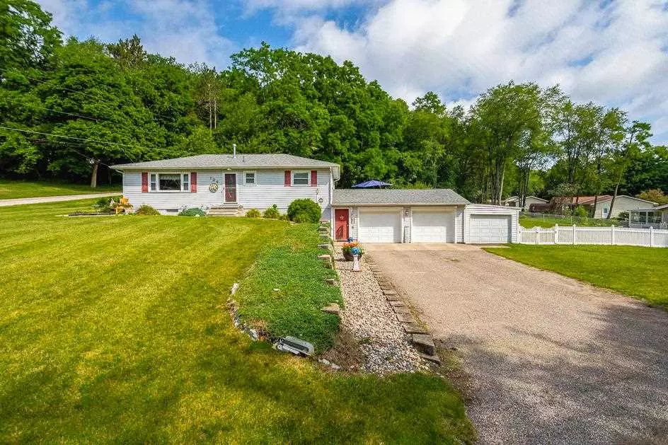 Jonesville, MI 49250,124 PINECREST DR