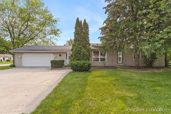 5468 Rockbluff NE Drive, Comstock Park, MI 49321