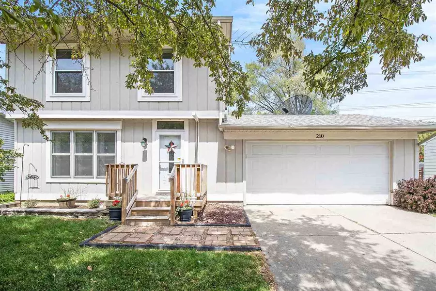 210 VILLAGE LN, Lansing, MI 48911