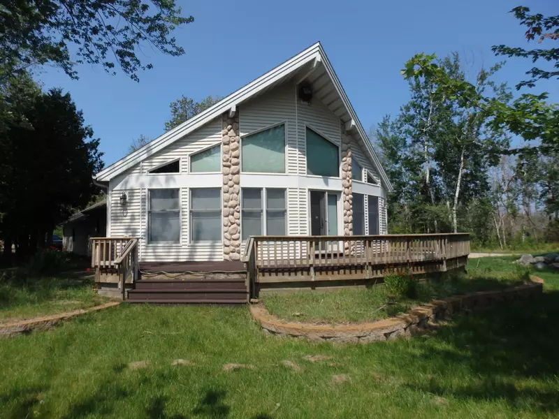 8721 Bayview Road, Onekama, MI 49675