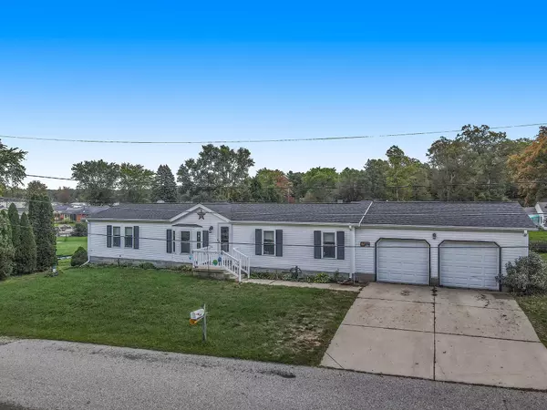 9834 S Clearwater Street, Grant, MI 49327