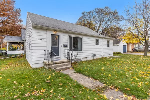 1807 Delevan Avenue, Lansing, MI 48910