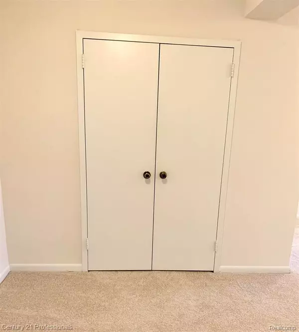 Southfield, MI 48075,5000 Town Center 2606