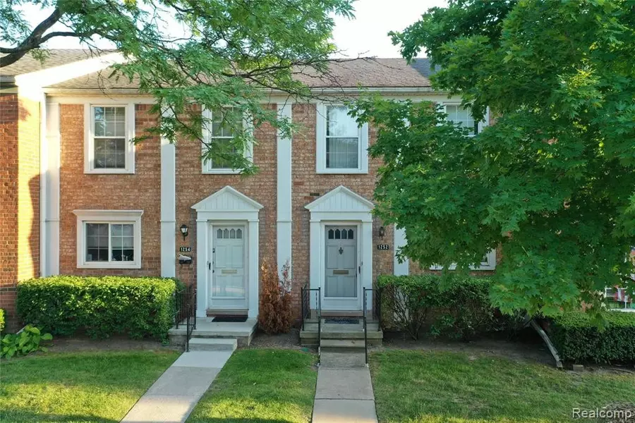 1252 WOODBRIDGE Street, Saint Clair Shores, MI 48080