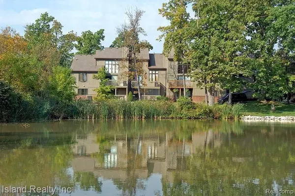 Grosse Ile, MI 48138,9865 HAWTHORNE GLEN Drive