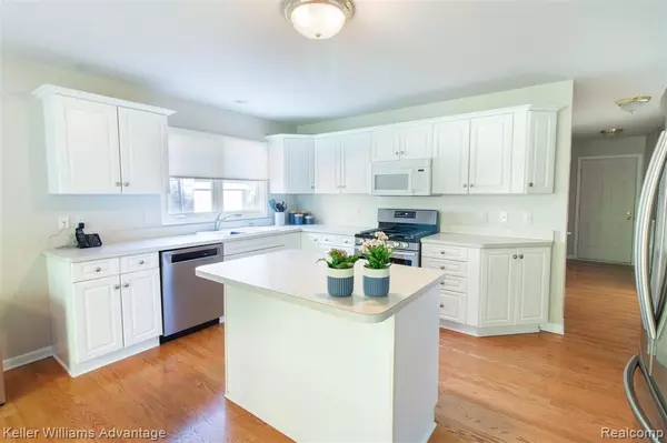 Shelby Twp, MI 48315,48711 RED OAK Drive