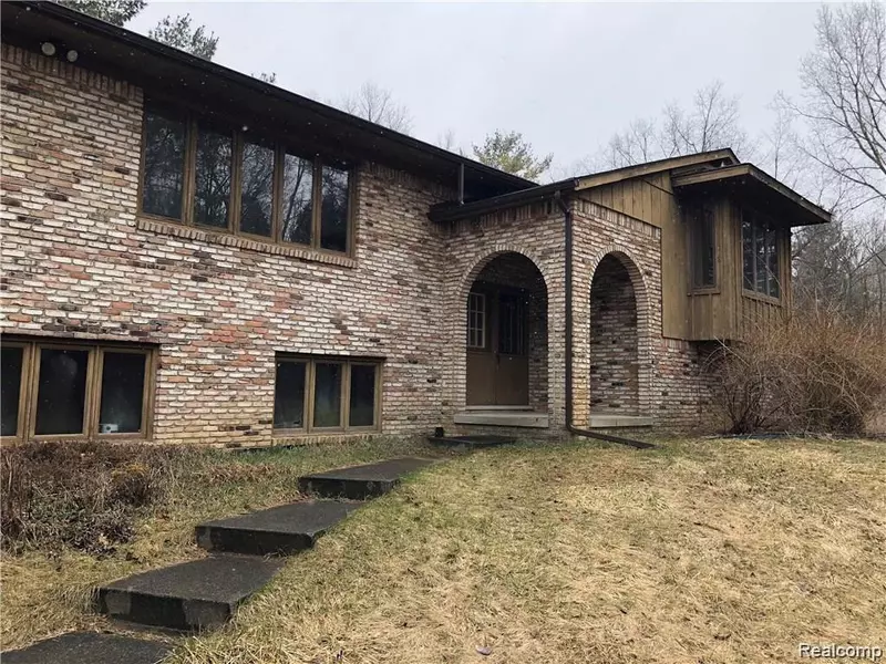 1800 EAGER Road, Howell, MI 48855