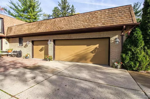 Southfield, MI 48033,22935 TIMBERLINE Drive