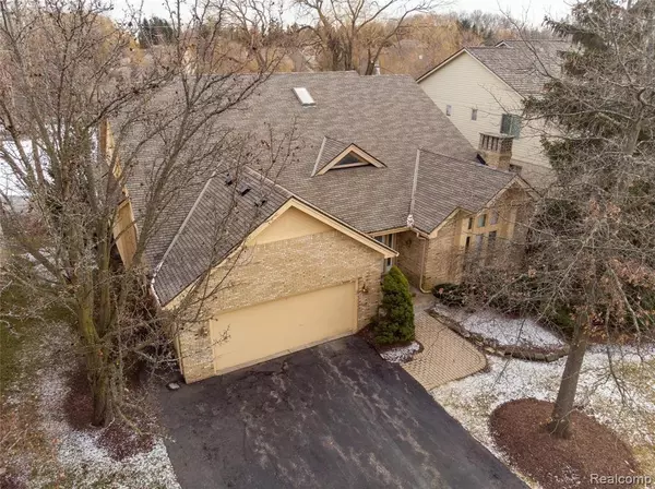 West Bloomfield, MI 48323,5045 OAKBROOKE Drive