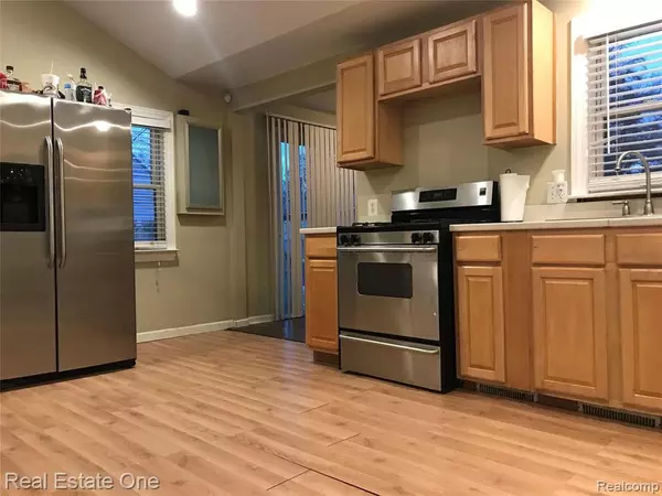 Romulus, MI 48174,10390 CROSSMAN Street