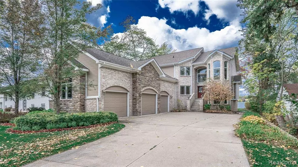 7700 BARNSBURY Drive, West Bloomfield, MI 48324