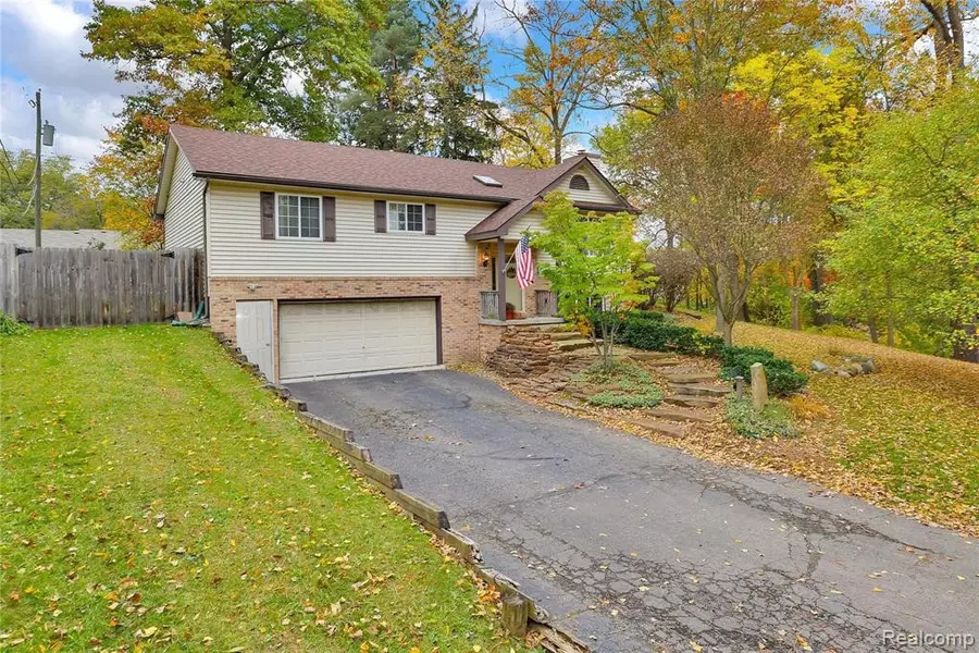 8948 WOODLAWN Avenue, Clarkston, MI 48348