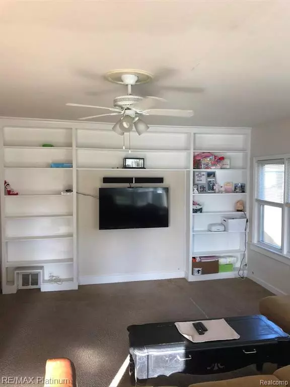 Howell, MI 48843,664 W CLINTON Street
