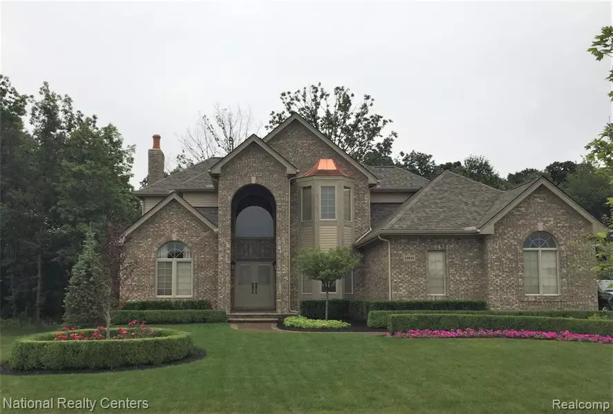 23698 COPPERWOOD E Drive, South Lyon, MI 48178