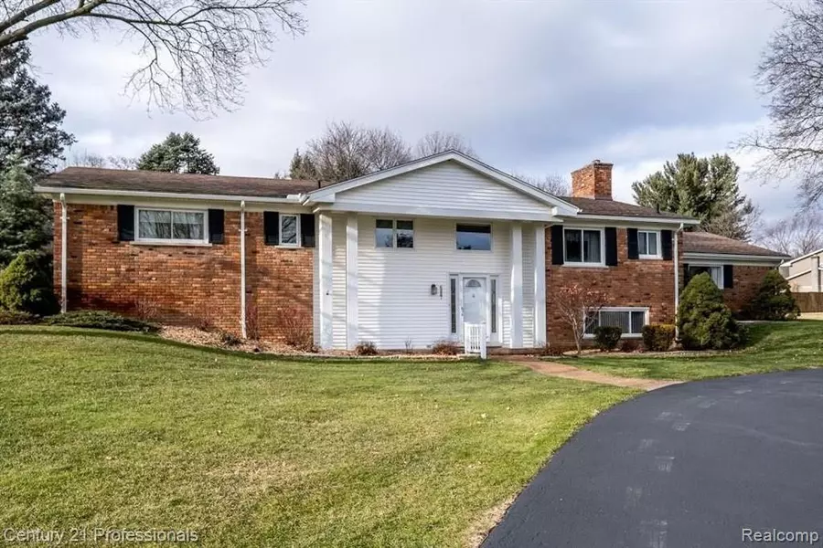 6887 BEACH Road, Troy, MI 48098