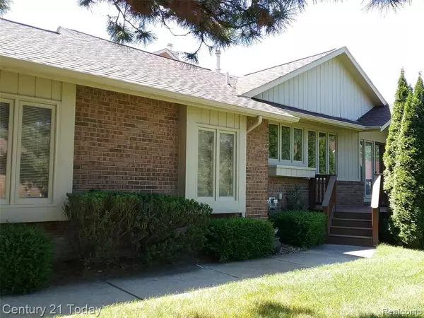 5570 Walnut E Circle, West Bloomfield, MI