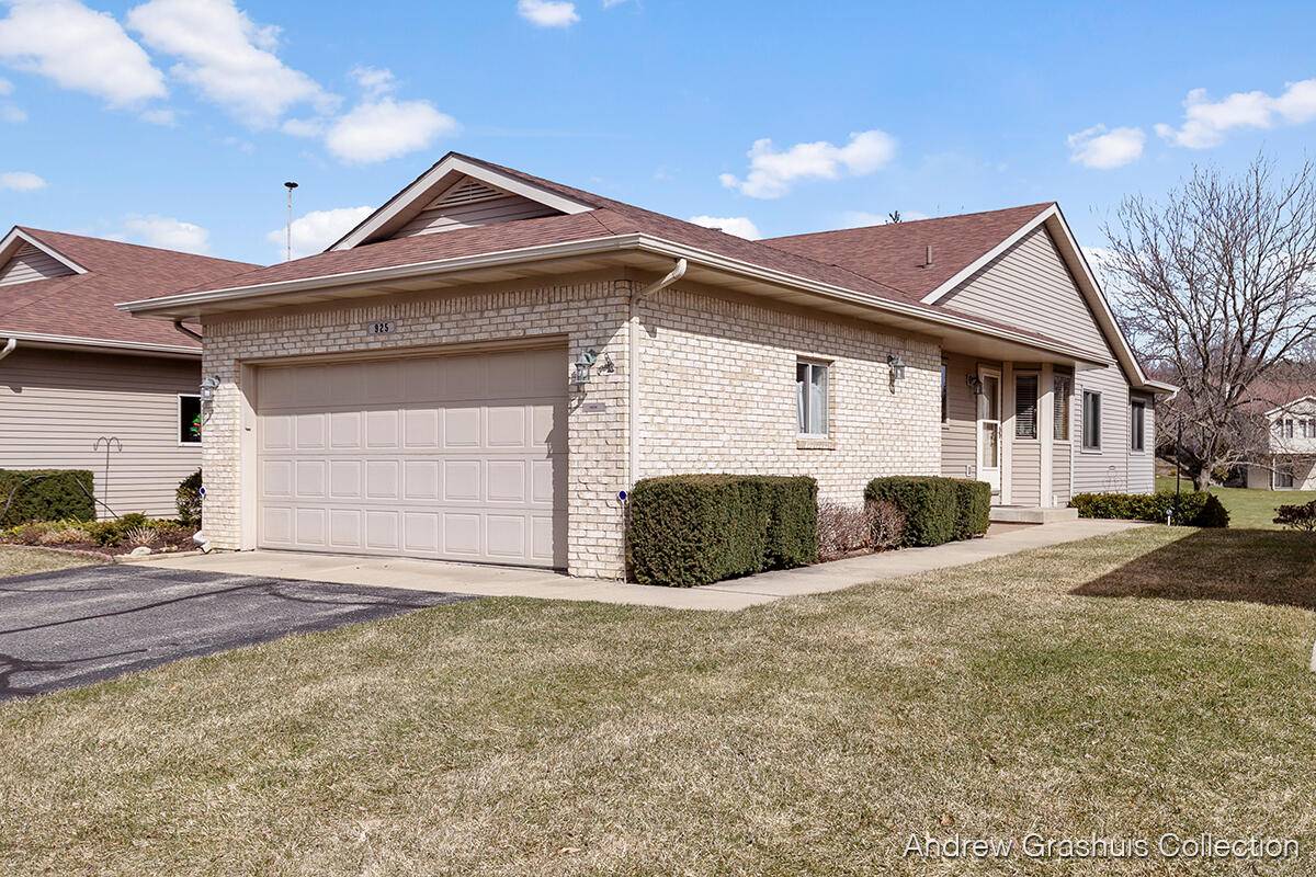 925 Amber Ridge SW Drive #15, Byron Center, MI 49315