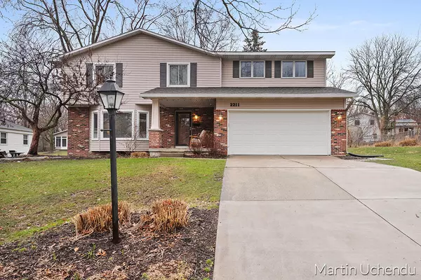 2211 Skyline NW Drive, Grand Rapids, MI 49504