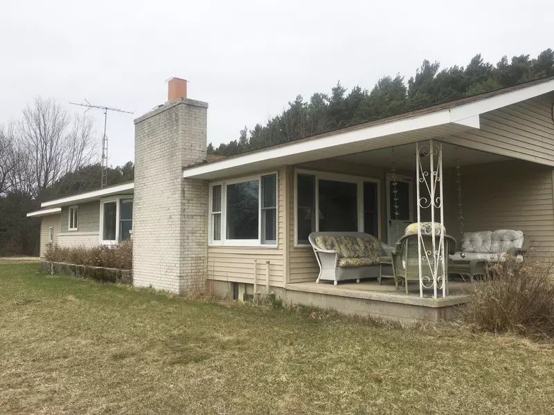 9188 Erdman Road, Onekama, MI 49675