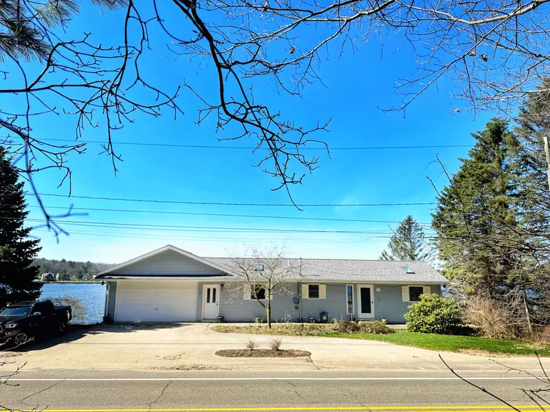 5325 W Monroe Road, Pentwater, MI 49449