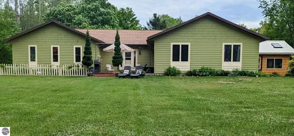 1486 N Intermediate Lk Road, Central Lake, MI 49622