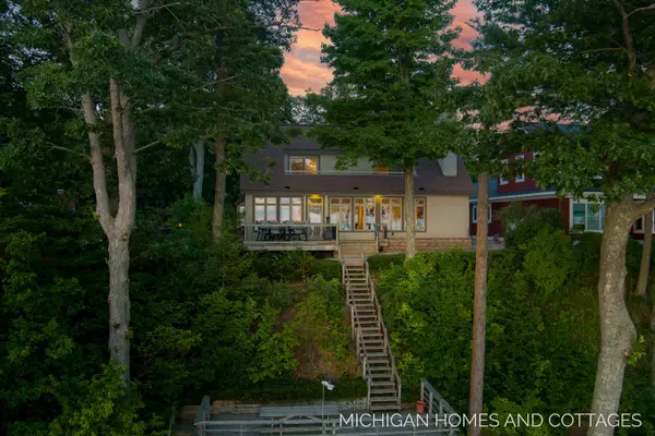 3469 N Lakeshore Avenue, Holland, MI 49424