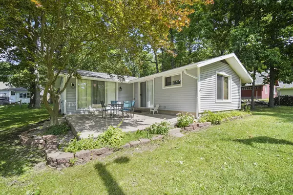 738 Oakwood Beach Drive, Brooklyn, MI 49230