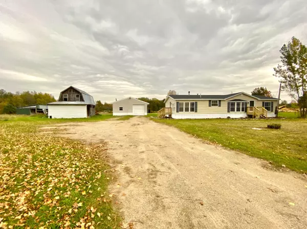 1110 N Thornapple Avenue, White Cloud, MI 49349