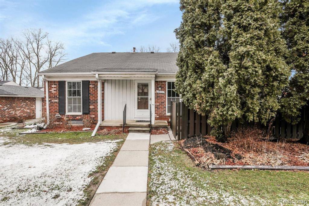 39511 OLD DOMINION Drive, Clinton Twp, MI 48038