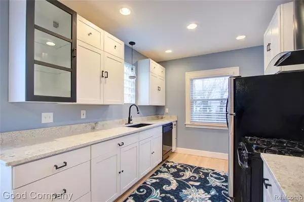 Ferndale, MI 48220,553 E OAKRIDGE Street