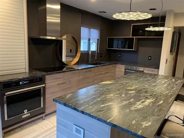 West Bloomfield, MI,7450 CEDARWOOD