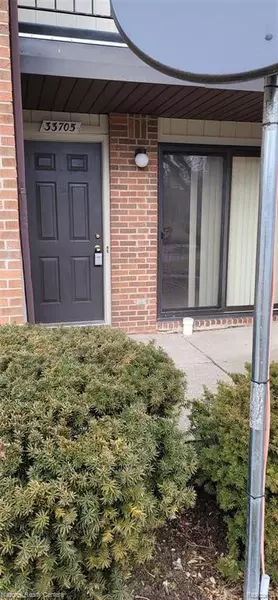 33705 PONDVIEW Circle, Livonia, MI 48152