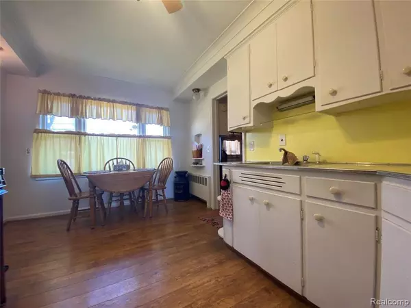Dearborn Heights, MI 48127,6604 BERWYN Street