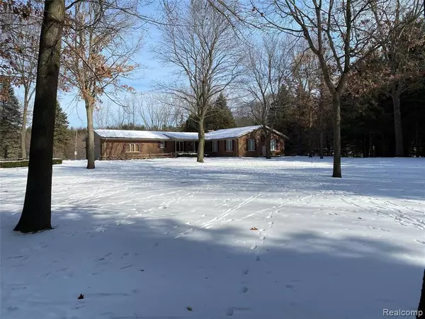 Dryden, MI 48428,3923 HOLLOW CORNERS Road