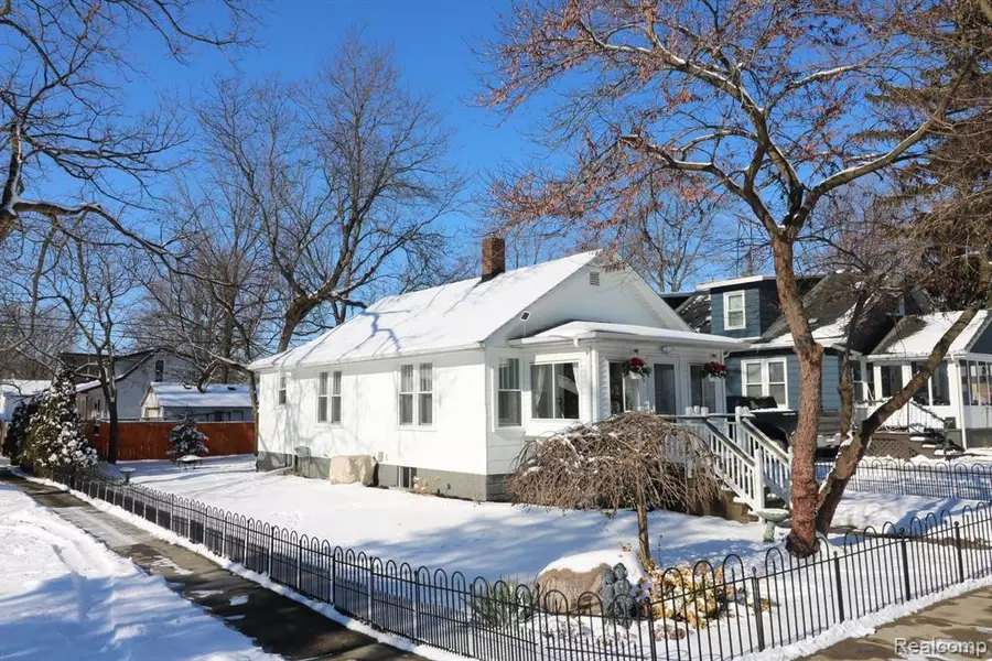 1105 N MONROE Street, Lapeer, MI 48446