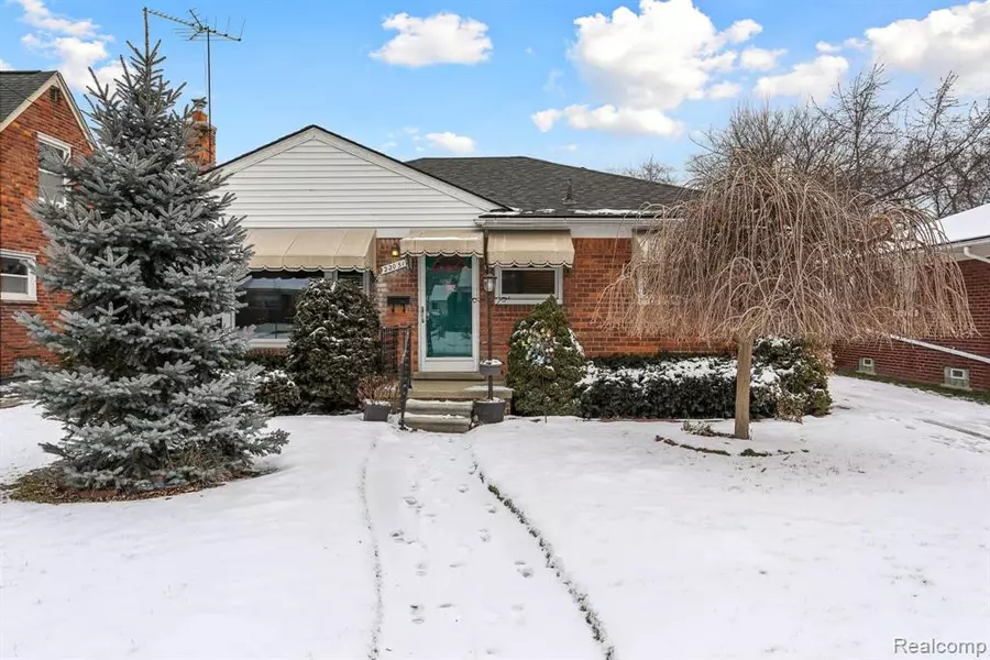 22051 Edmunton Street, Saint Clair Shores, MI 48080