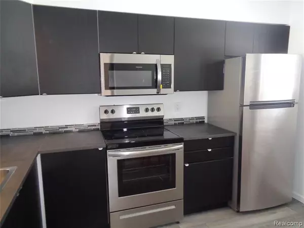 Plymouth, MI 48170,42596 PLYMOUTH HOLLOW Drive