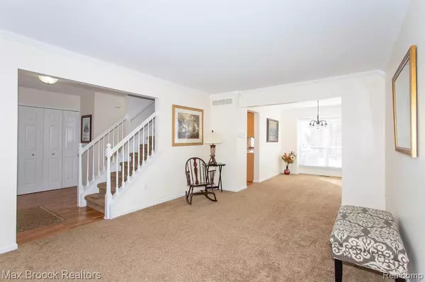 West Bloomfield, MI 48324,7165 WILLOW OAK Drive