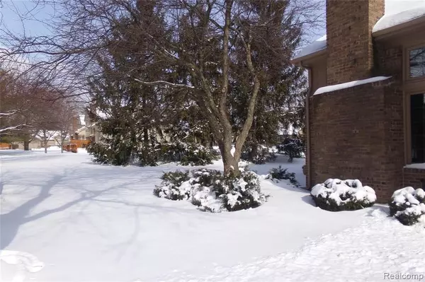 Livonia, MI 48152,37920 N LAUREL PARK Drive