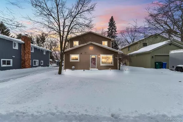 2450 GREENLAWN Avenue, Commerce Twp, MI 48382