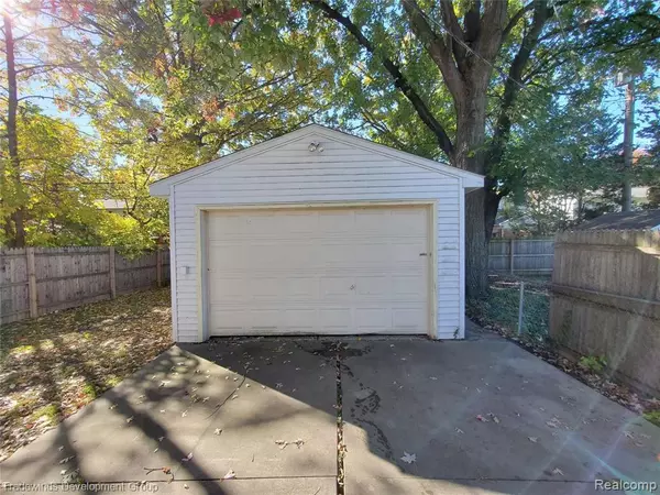 Harper Woods, MI 48225,20270 HOLLYWOOD Street