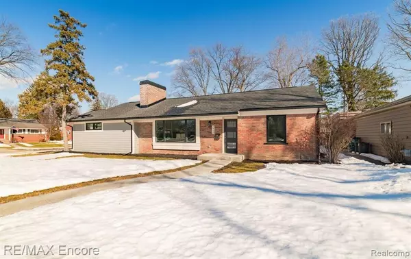 2456 MAPLEWOOD Avenue, Royal Oak, MI 48073
