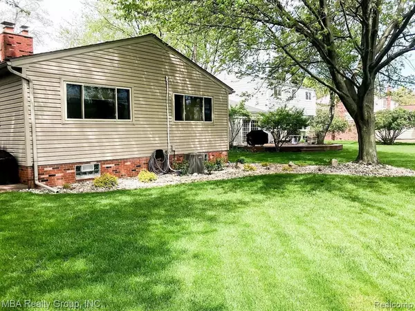 Grosse Ile, MI 48138,21717 CANTERBURY Avenue