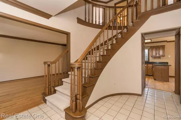 Rochester Hills, MI 48309,327 SILVERVALE Drive