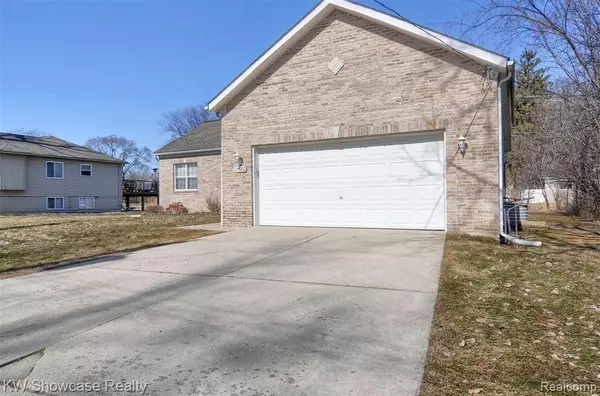 Southfield, MI 48075,17580 SILVER MAPLE Street