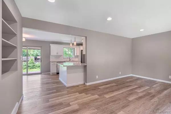 Fenton, MI 48430,14372 SWANEE BEACH Drive